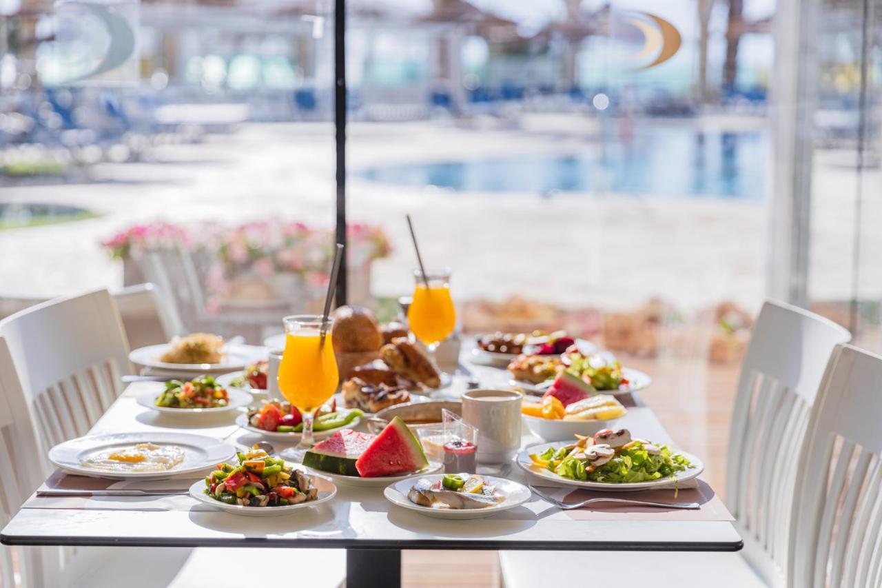 Enjoy Dead Sea Hotel Эйн-Бокек Экстерьер фото A selection of Israeli breakfast foods