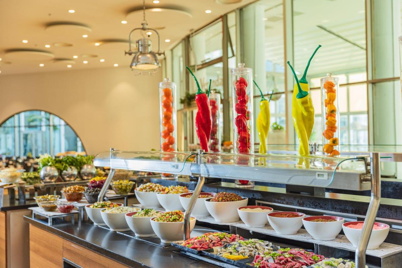 Enjoy Dead Sea Hotel Эйн-Бокек Экстерьер фото A salad bar