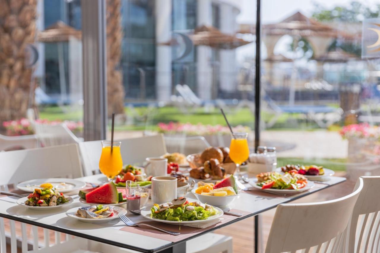 Enjoy Dead Sea Hotel Эйн-Бокек Экстерьер фото Breakfast at the hotel