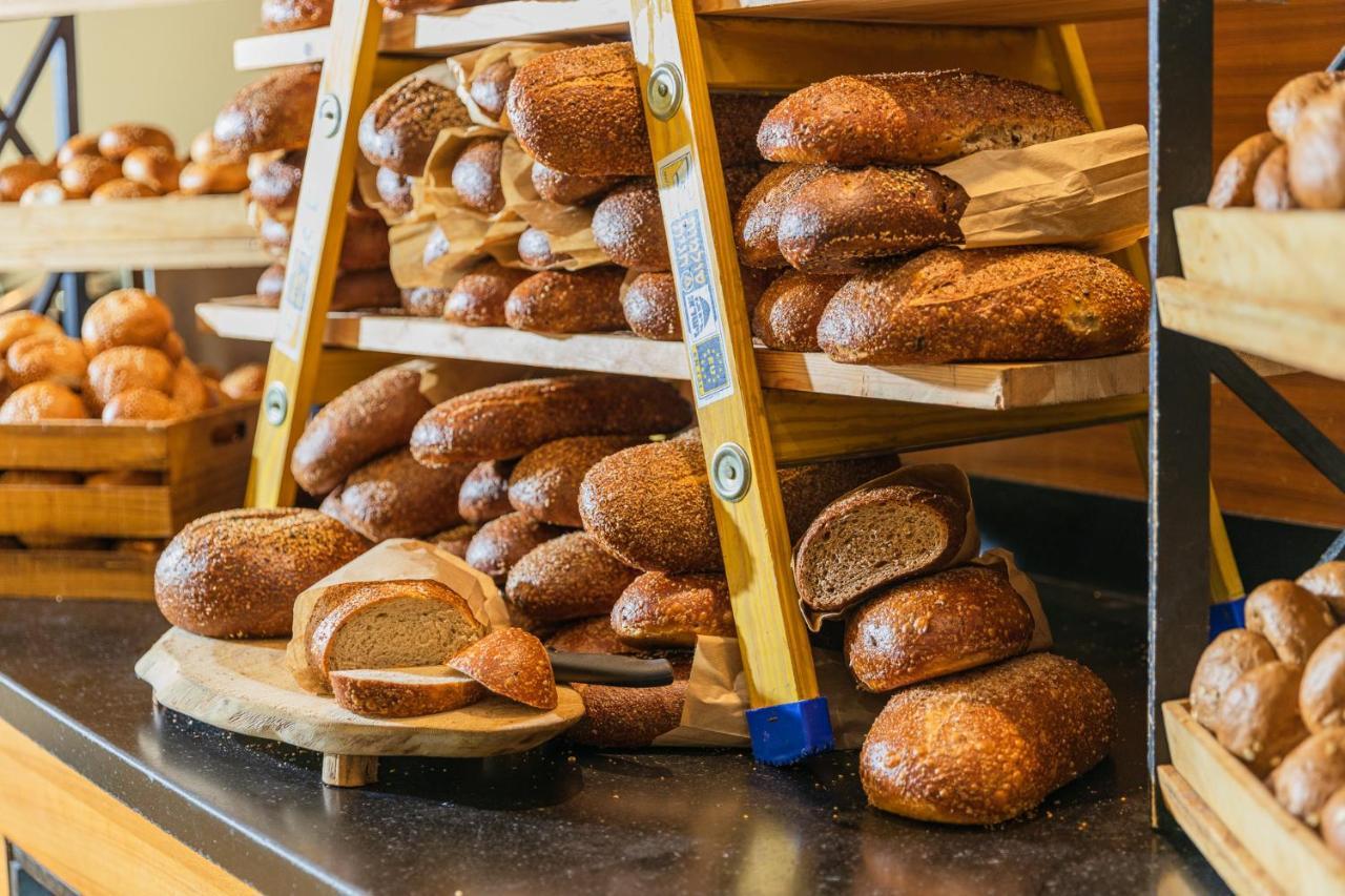 Enjoy Dead Sea Hotel Эйн-Бокек Экстерьер фото Bread at a bakery